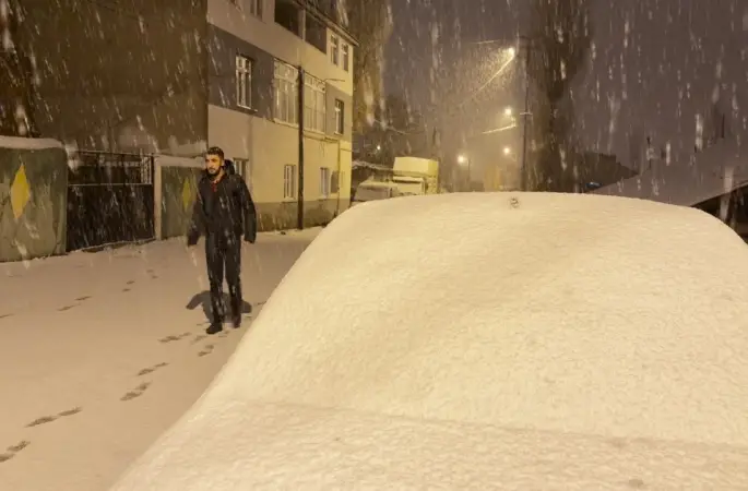 Sarıkamış’a kış geri döndü: Kar kalınlığı 15 santimetreyi aştı
