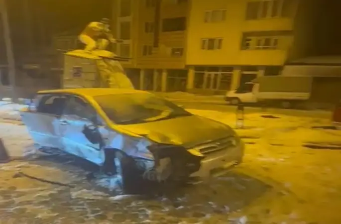 Sarıkamış’ta trafik kazası: 3 yaralı
