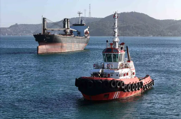 Sarıyer açıklarında kurtarıldıktan sonra İstanbul Boğazı’nda savrulan gemi kurtarıldı
