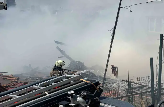 Sarıyer’de alev alev yanan gecekondu kullanılamaz hale geldi
