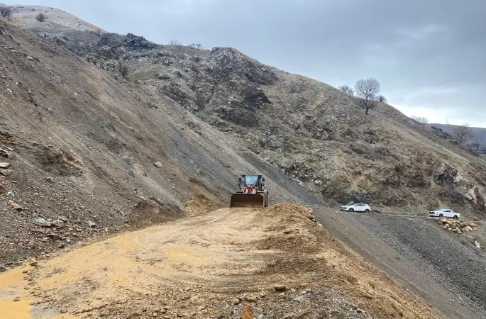 Sason’da köy yolunda heyelan
