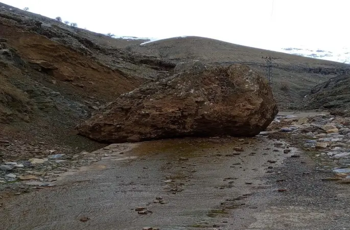 Sason’da yamaçtan düşen kaya, köy yolunu ulaşıma kapattı

