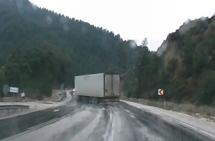 Savrulan tır dorsesi faciaya sebep oluyordu
