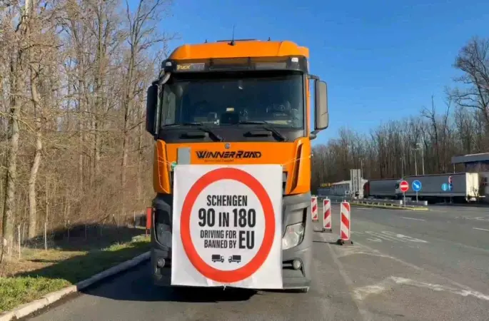 Schengen vize protestosu AB sınırlarını kilitledi, tırlar kilometrelerce kuyruk oluşturdu
