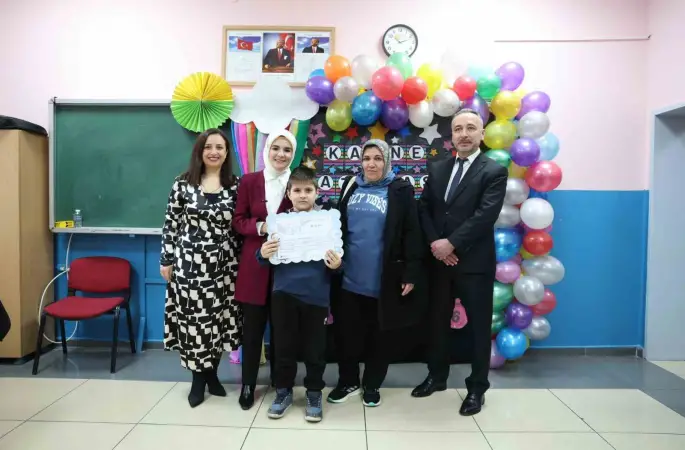 Şehidin oğlu ilk karnesini Bakan Göktaş’ın elinden aldı
