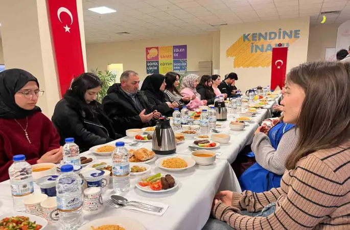 Şehit aileleri ve üniversiteli öğrenciler iftar sofrasında buluştu
