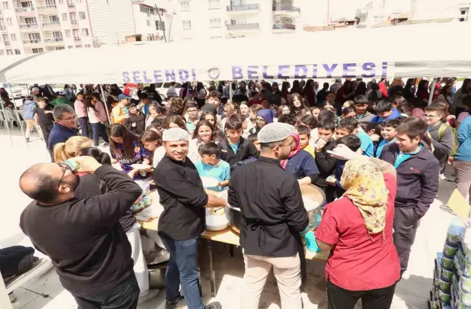 Şehit öğretmen ve öğrenciler için Selendi’de duygu dolu hayır
