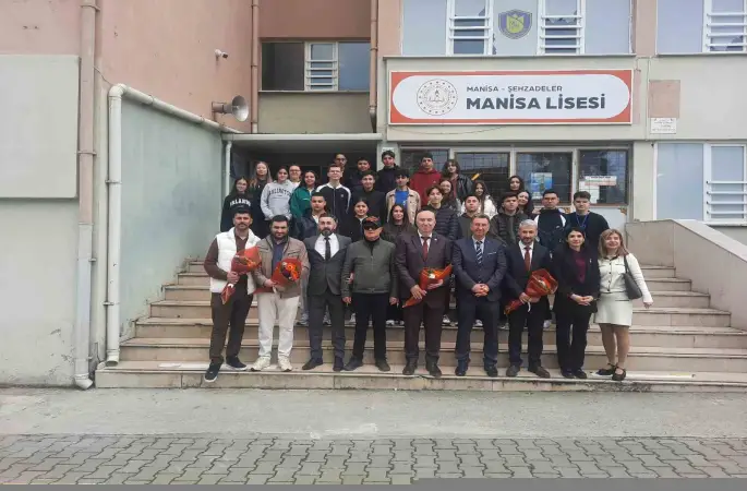 Şehit yakınları ve gaziler Manisa Lisesi’nde gençlerle buluştu
