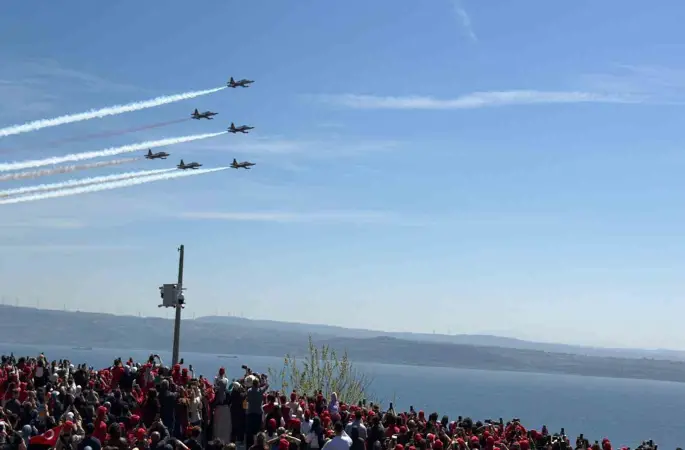 Şehitler Abidesi’nde Türk Yıldızları gösterisi nefesleri kesti
