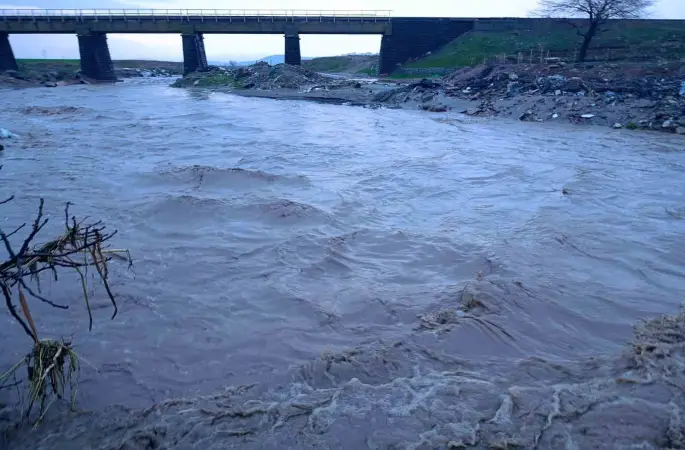 Sel suları Aksu’daki yarım asırlık tarihi köprüye zarar verdi
