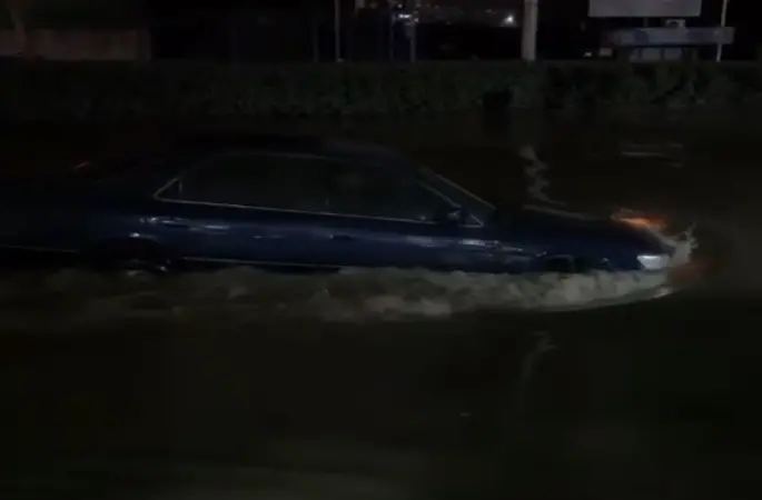 Sel sularında gemi gibi ilerledi
