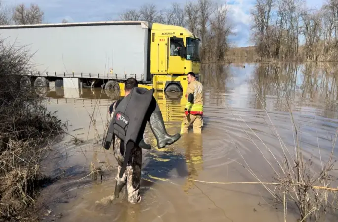 Sel sularının ortasında 3 günlük esaret: Sürücüyü itfaiye kurtardı
