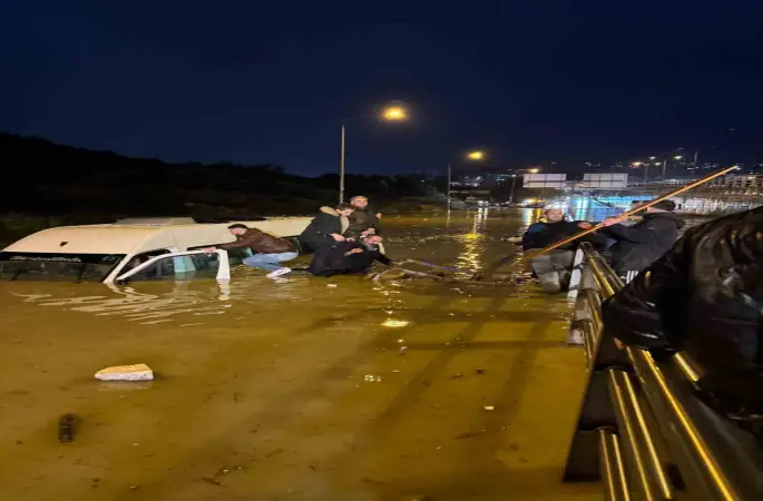 Sele kapılan minibüste can pazarı
