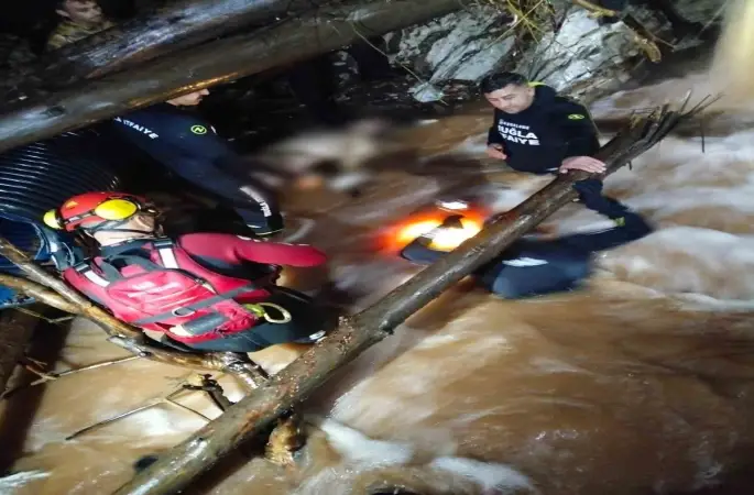 Sele kapılan otomobil sürücü, 3 saatlik çalışmanın sonunda ölü olarak bulundu
