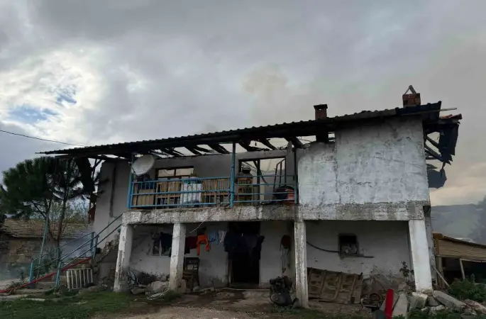 Selendi’de 2 katlı ev yangında kül oldu
