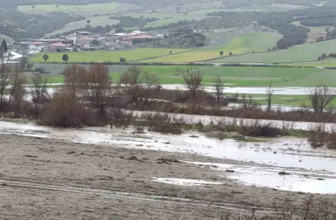 Selendi’de çay ve dereler taştı

