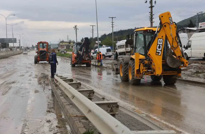 Selle birlikte araçları mahsur kaldığı karayolu ulaşıma açıldı
