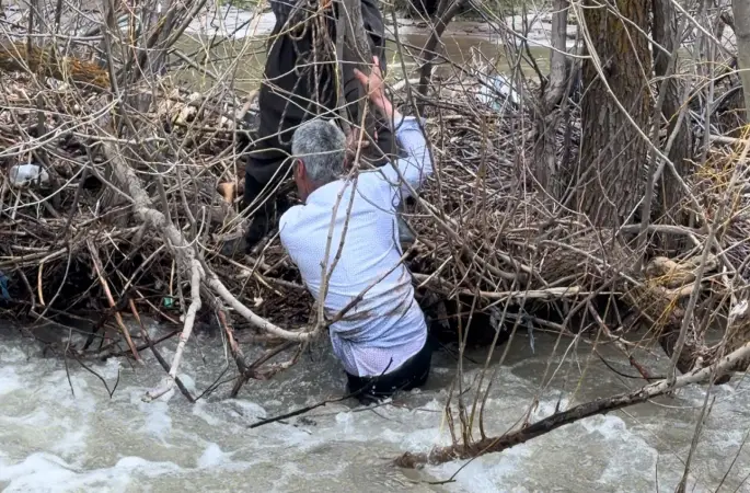 Şemdinli’de dereye düşen çocuk için seferberlik başlatıldı
