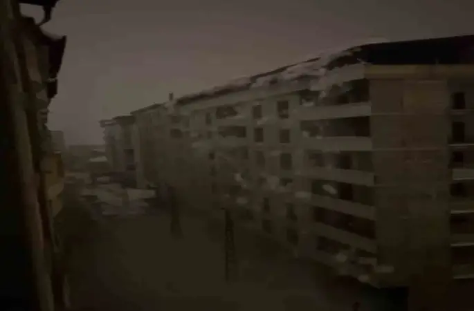 Şemdinli’de tonlarca ağırlıktaki kar kütlesi elektrik direklerini devirdi
