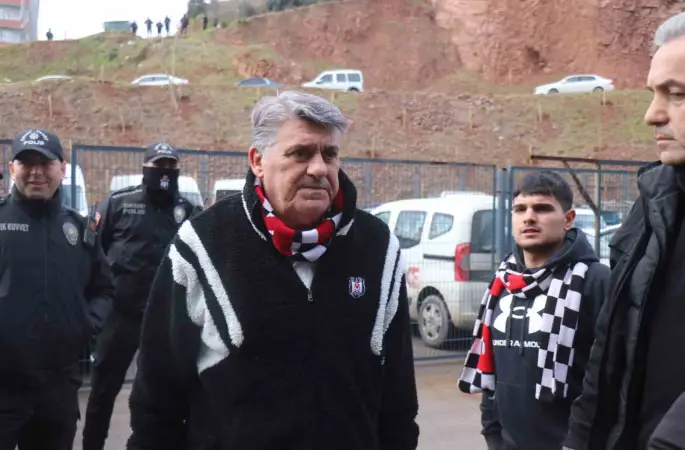 Serdar Adalı taraftarla birlikte maça geldi
