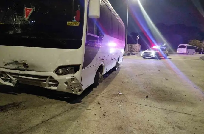 Serik’te midibüs ile çarpışan motosikletli yaralandı
