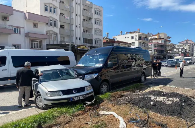 Serik’te tur minibüsü ile otomobil çarpıştı: 2 yaralı
