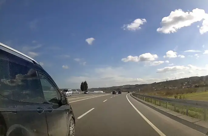 Şerit ihlali yaparak aracı silme geçti: Kazaya davetiye çıkaran sürücü canları hiçe saydı
