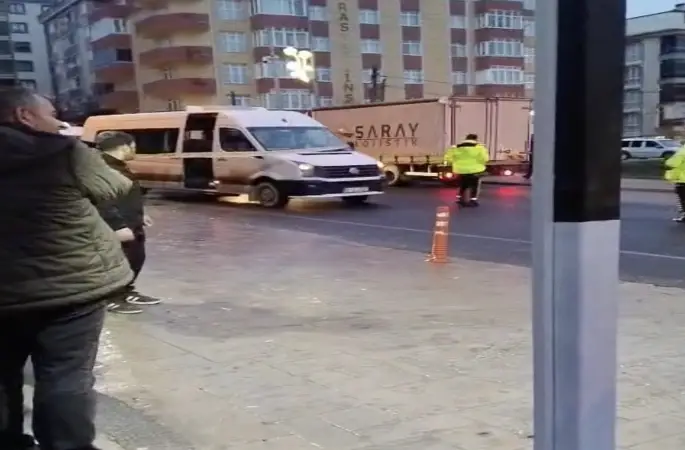 Servis minibüsünün çarptığı yaya hayatını kaybetti
