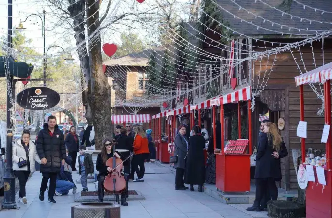 Sevgililer Günü’nde Sanat Sokağı renkli görüntülere sahne oldu
