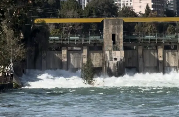 Seyhan Barajı’ndan su tahliyesi sürüyor: Tarlalar su altında kaldı
