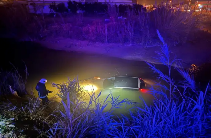 Seyir halindeki otomobil dereye uçtu, sürücü yaralandı
