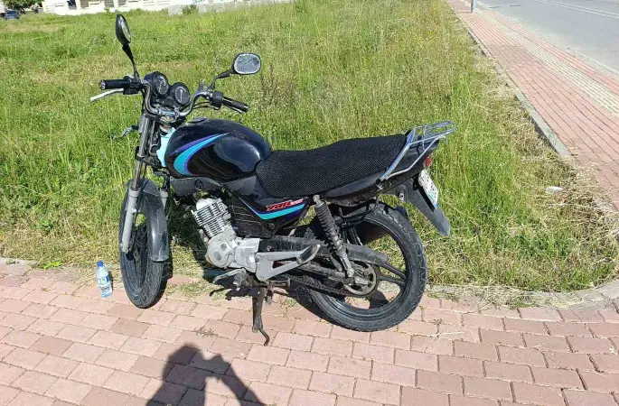 Seyir halindeyken devrilen motosikletin sürücüsü yaralandı
