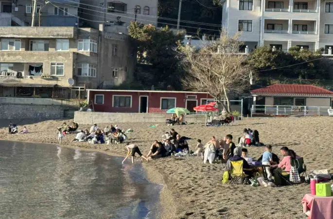 Sıcak havanın tadını sahilde değerlendirdiler
