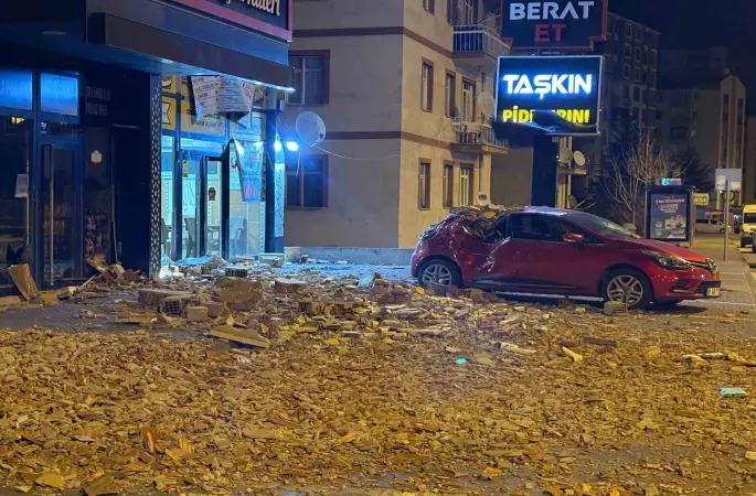 Şiddetli rüzgar binanın duvarını uçurdu
