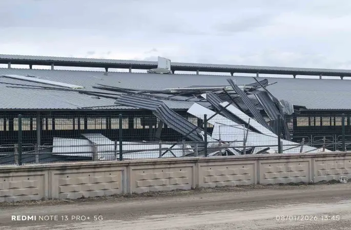 Şiddetli rüzgar işyerinin çatısını ucurdu
