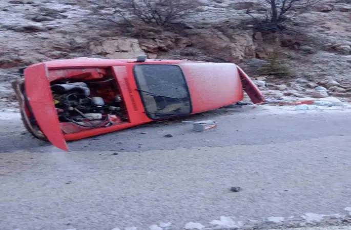 Şiddetli rüzgar otomobili yan yatırdı
