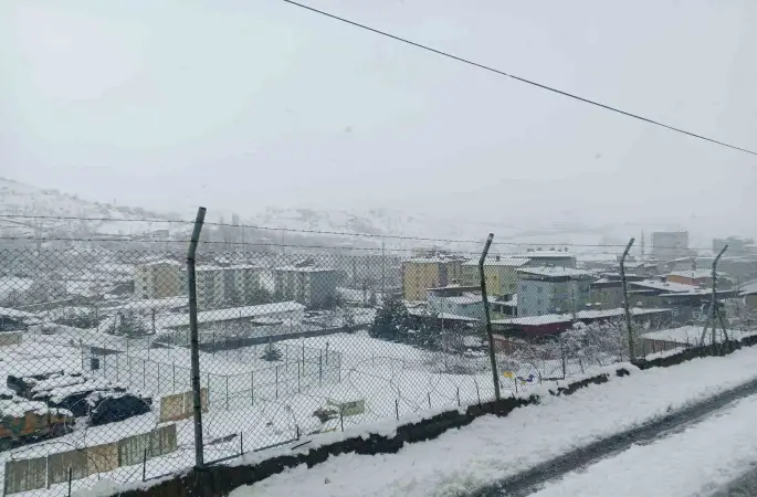 Siirt’te 3 ilçede eğitime kar engeli
