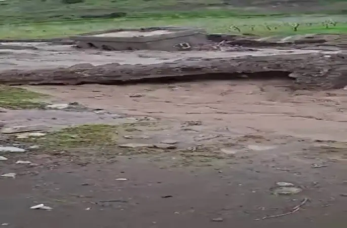 Siirt’te faciadan dönüldü: Sel suları bir evi yuttu
