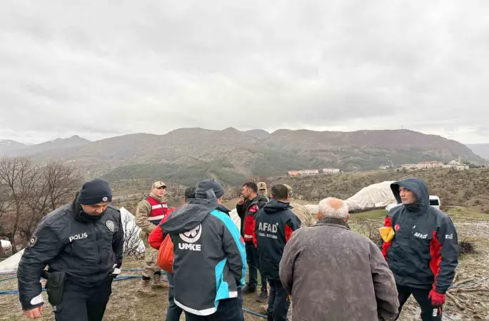 Siirt’te fırtına 20 kişilik ailenin çadırını yıktı
