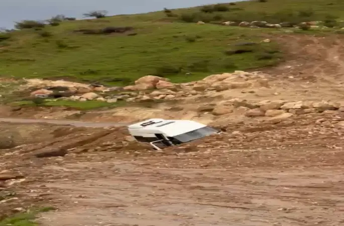 Siirt’te heyelan: Minibüs mahsur kaldı

