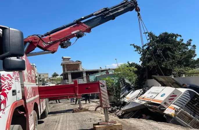 Siirt’te iş makinesi devrildi
