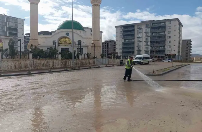 Siirt’te kaldırım ve caddeler yıkanarak dezenfekte edildi
