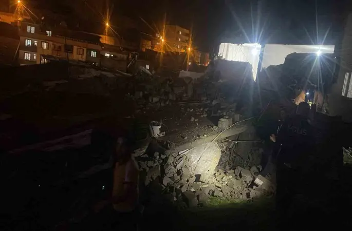 Siirt’te metruk bina çöktü
