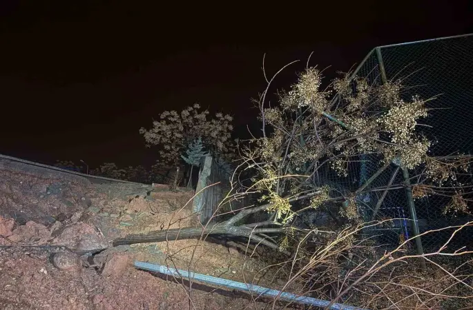 Siirt’te okulun istinat duvarı çöktü, iki okulda eğitime ara verildi
