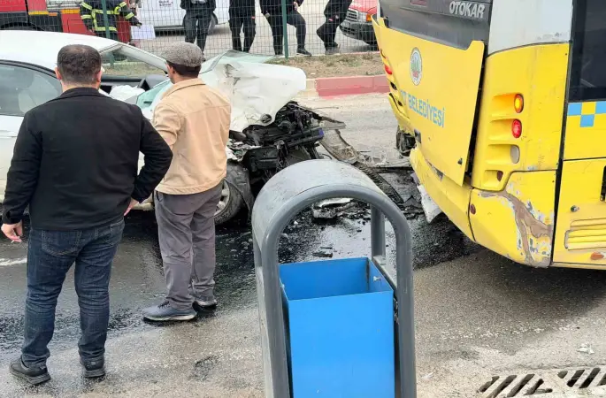 Siirt’te otomobil ile otobüs çarpıştı: 2 yaralı
