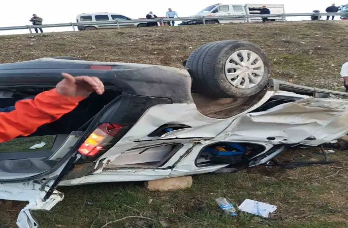 Siirt’te otomobil şarampole yuvarlandı: 1 ölü, 2 yaralı
