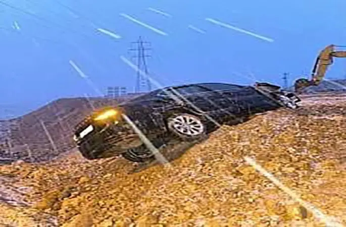 Siirt’te otomobil yol kenarına savruldu, sürücü yaralandı
