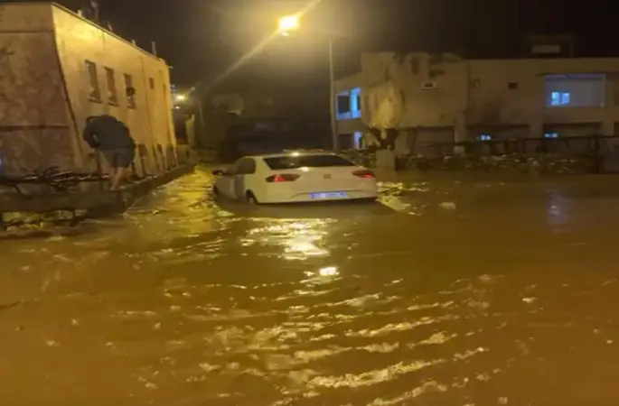 Siirt’te sağanakta göle dönen yollarda araçlar mahsur kaldı
