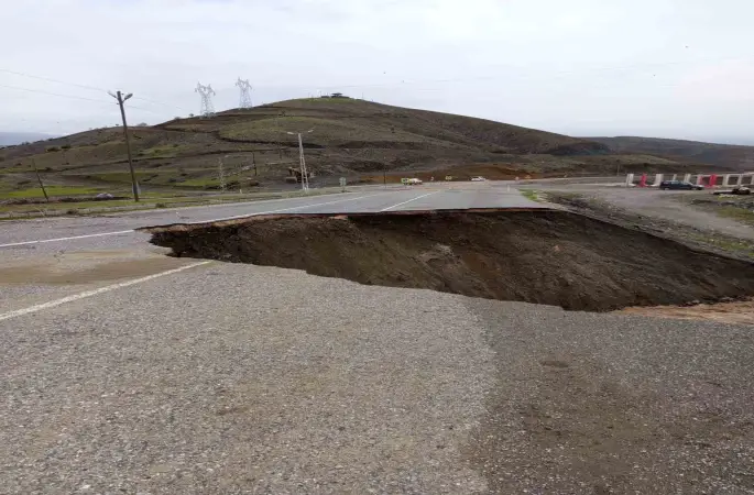 Siirt’te şiddetli yağışların ardından yol çöktü, heyelan meydana geldi

