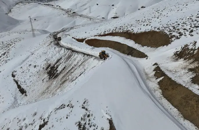 Siirt’te tipiden kapanan köy yolları temizlendi
